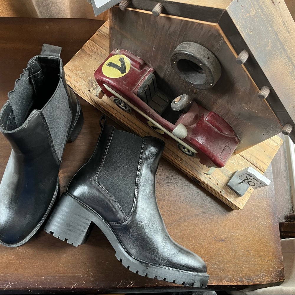 Le Chateau Black Leather Ankle Boots Size 8